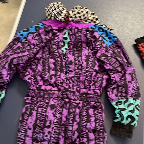 Ladies Obermeyer lightweight ski jacket and mittens. - Picture 6 of 8